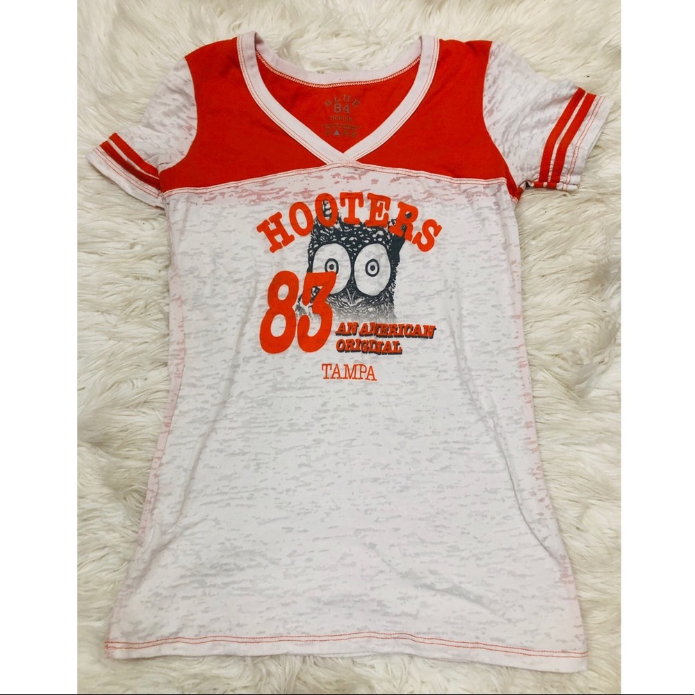 Hooters V-Neck Basic Tee